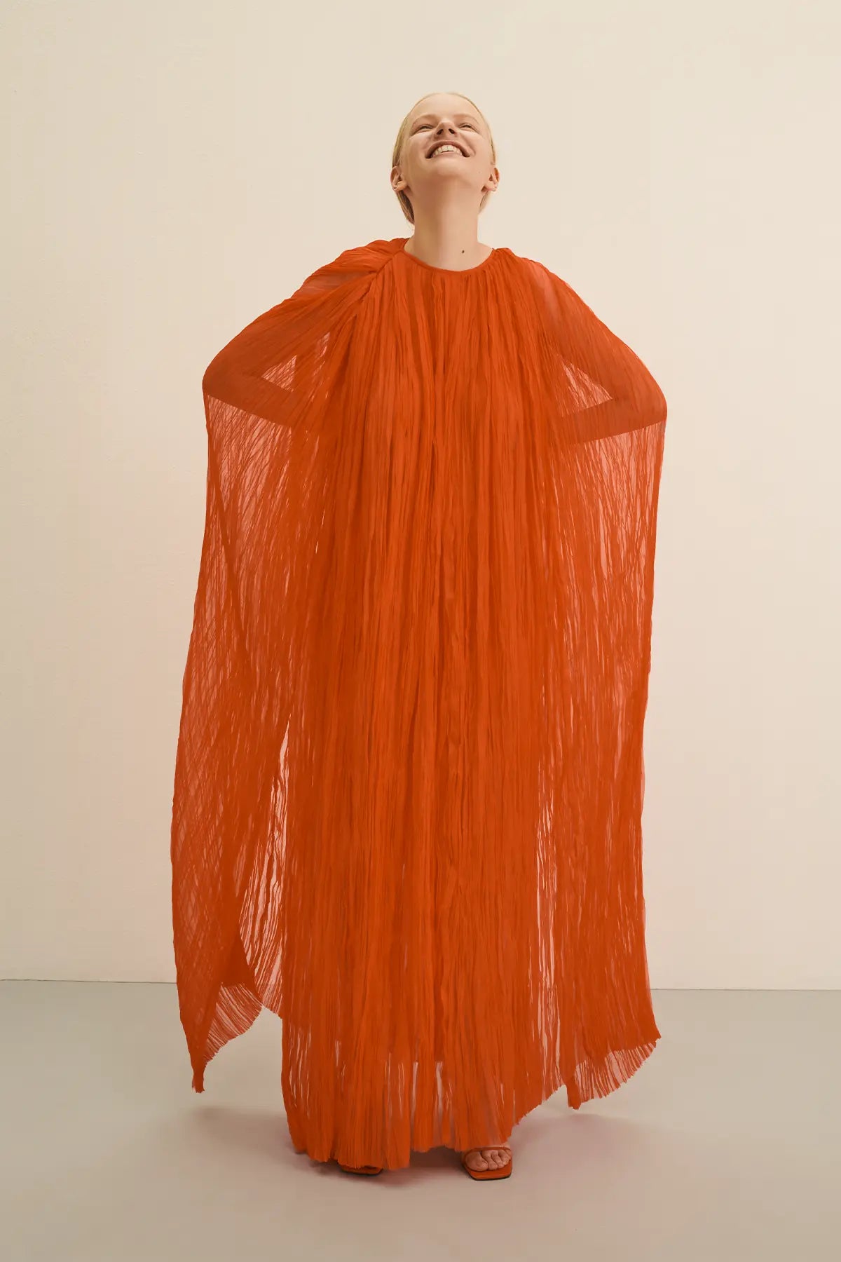 The Pleated Dress Cape lacca